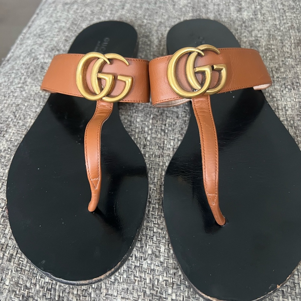 Gucci sandals Marmont Leather Thong Sandals With Double G